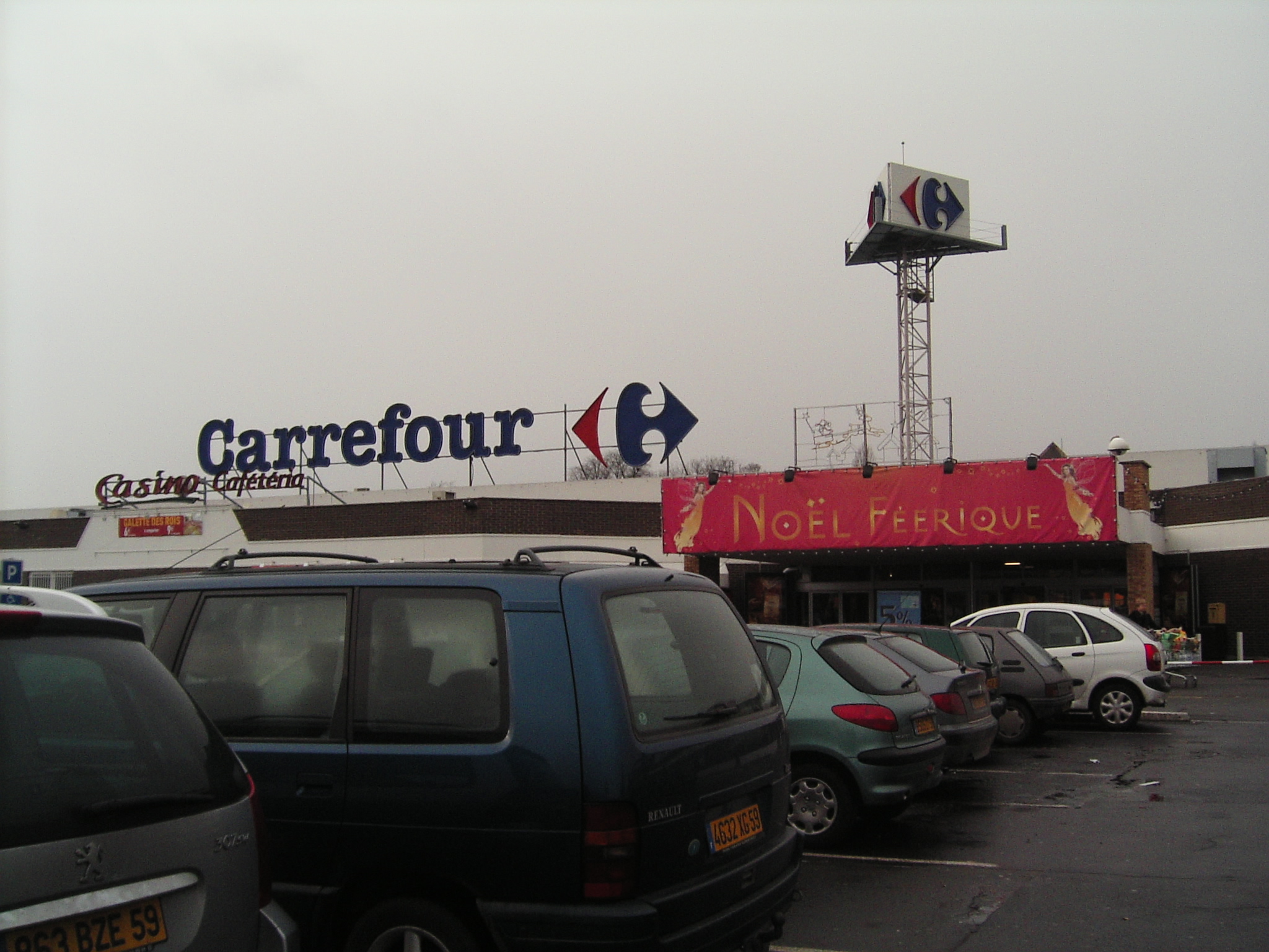 Retailers in France, hypermarket Carrefour